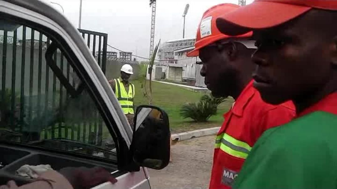 journaliste et Population de Douala bloquer a l entrée du stade Par Vincent Kamto