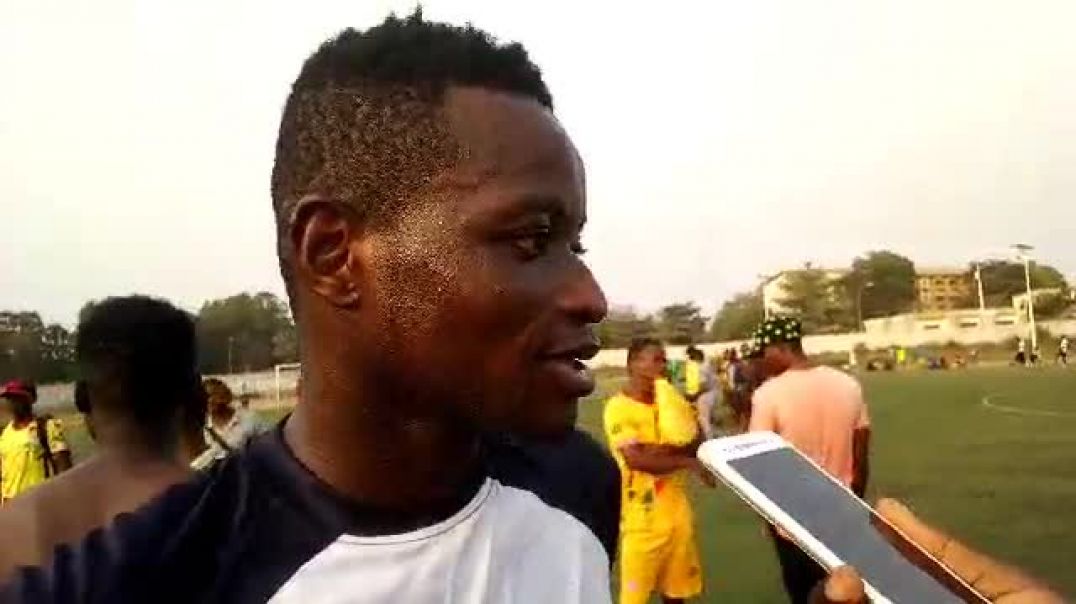 Capitaine de Sitatunga FC après la victoire 4-0. Trinité Singbo