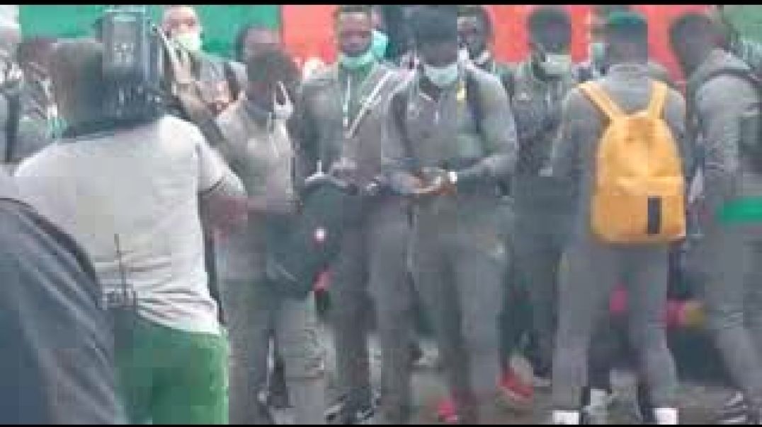 ⁣Oyongo Bitolo met de l'ambiance avant Cameroun vs Mozambique