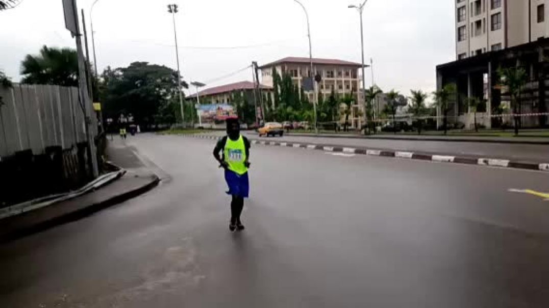 ⁣[Cameroun]  l'arrivée des vainqueurs au marchathon dans la ville de Douala
