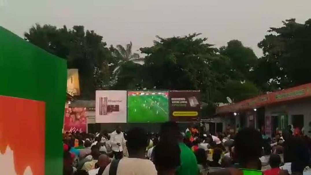 ⁣Supporters Ivoiriens au village des Éléphants