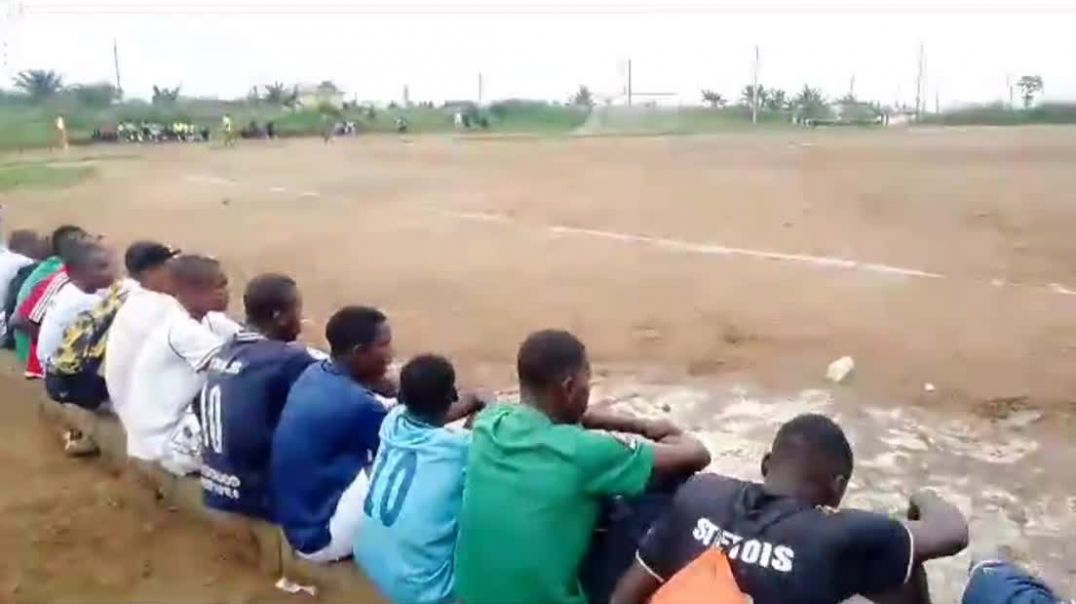 ⁣[Cameroun] séance de détection de relève football académie au stade kolbong