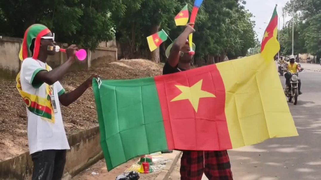 ⁣[Cameroun] la ville de Garoua ce dimanche aves la ventes des gadgets au couleurs du Cameroun