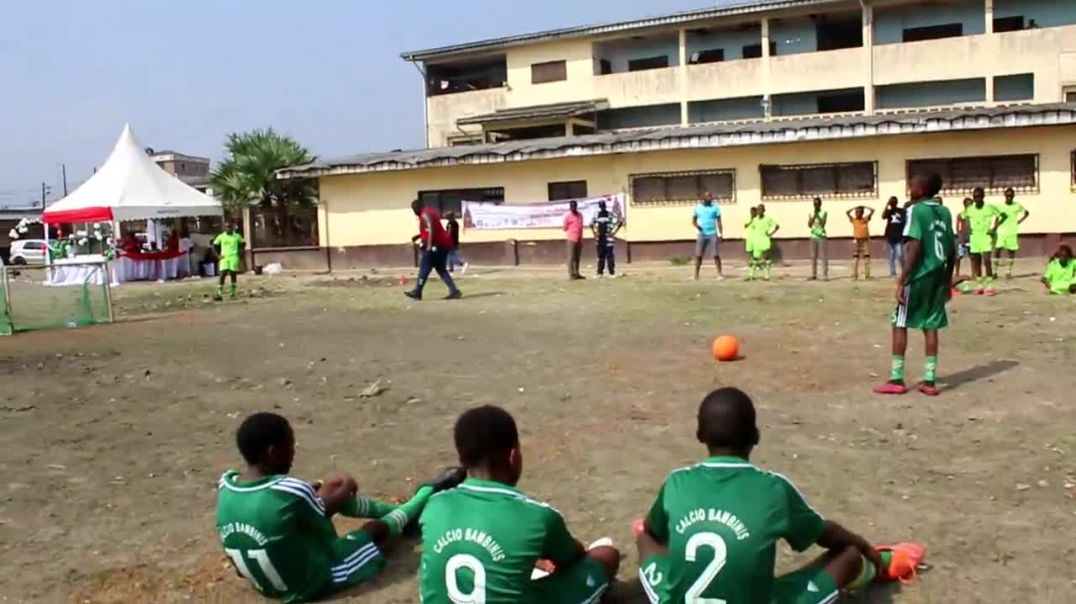 ⁣[Cameroun] Seance des tires aux buts à  l esplanade du College Evangelique de new bell