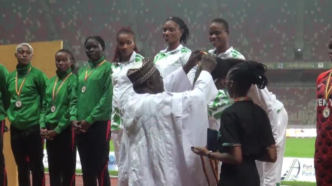 ⁣[Cameroun] 23e CAA le president KALKABA MALBOUM Remet les Médailles aux Vainqueurs du 400x4 Hommes