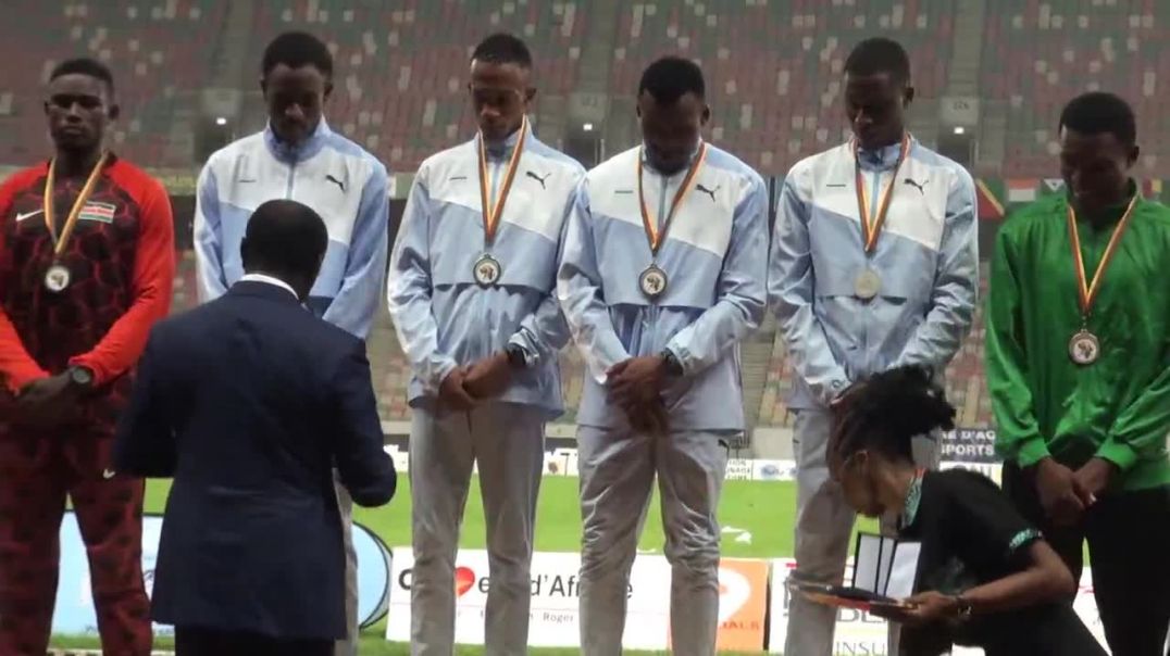 ⁣[Cameroun] 23e CAA Le Ministre Narcisse MOUELE  Remet les Médailles aux Vainqueurs du 4x400 M Hommes