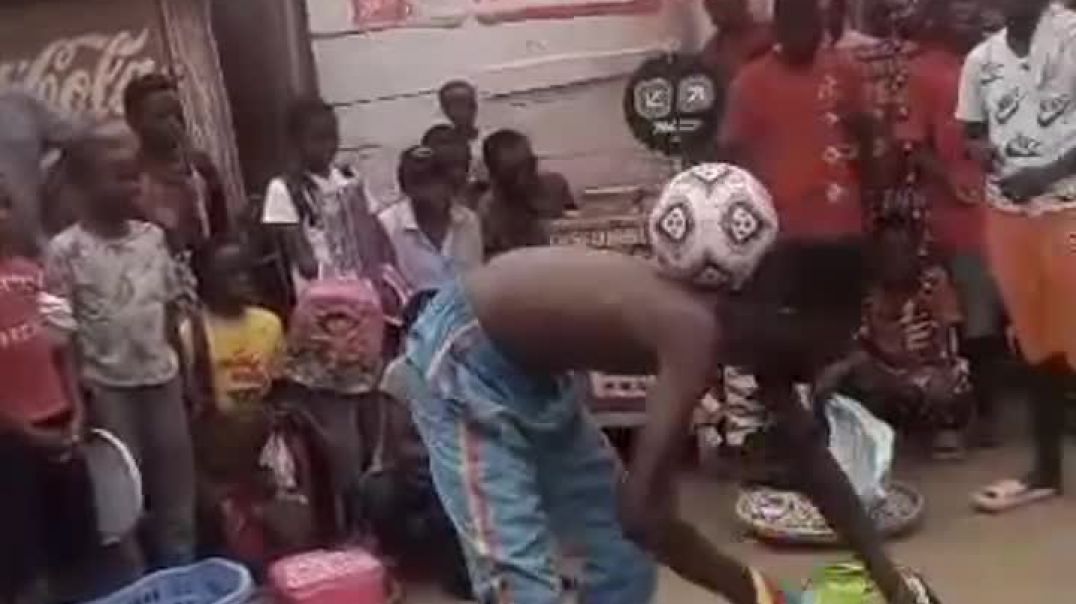 ⁣[Cameroun] un jongleur d'un autre genre dans les rues de Kinshasa